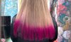 ダブルベージュのツートンカラーに毛先ピンクが映えるロングスタイル